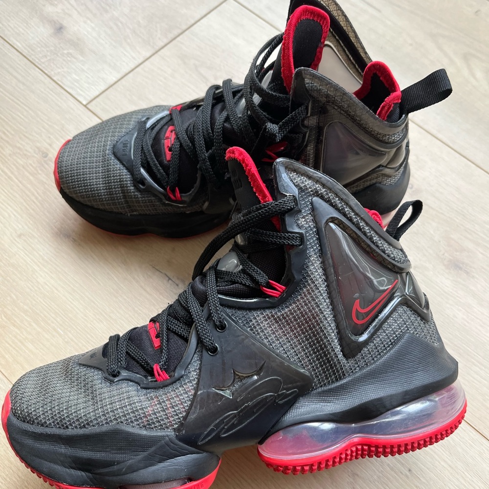 Boys Lebron 19’s